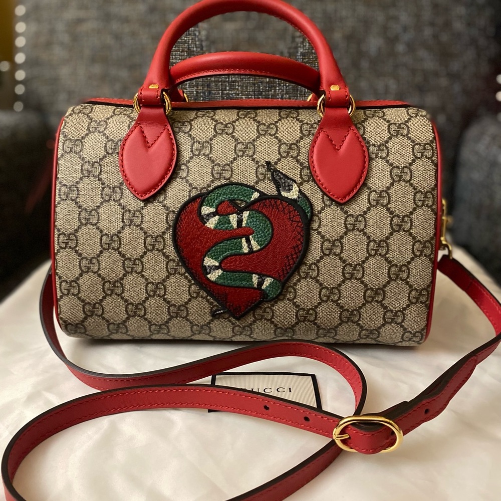 Gucci cross body with handle, still excellent condition, very nice and unique.